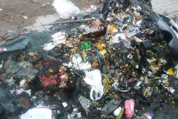 El vandalismo calcina un contenedor en Las Huesas (Telde)/TA.